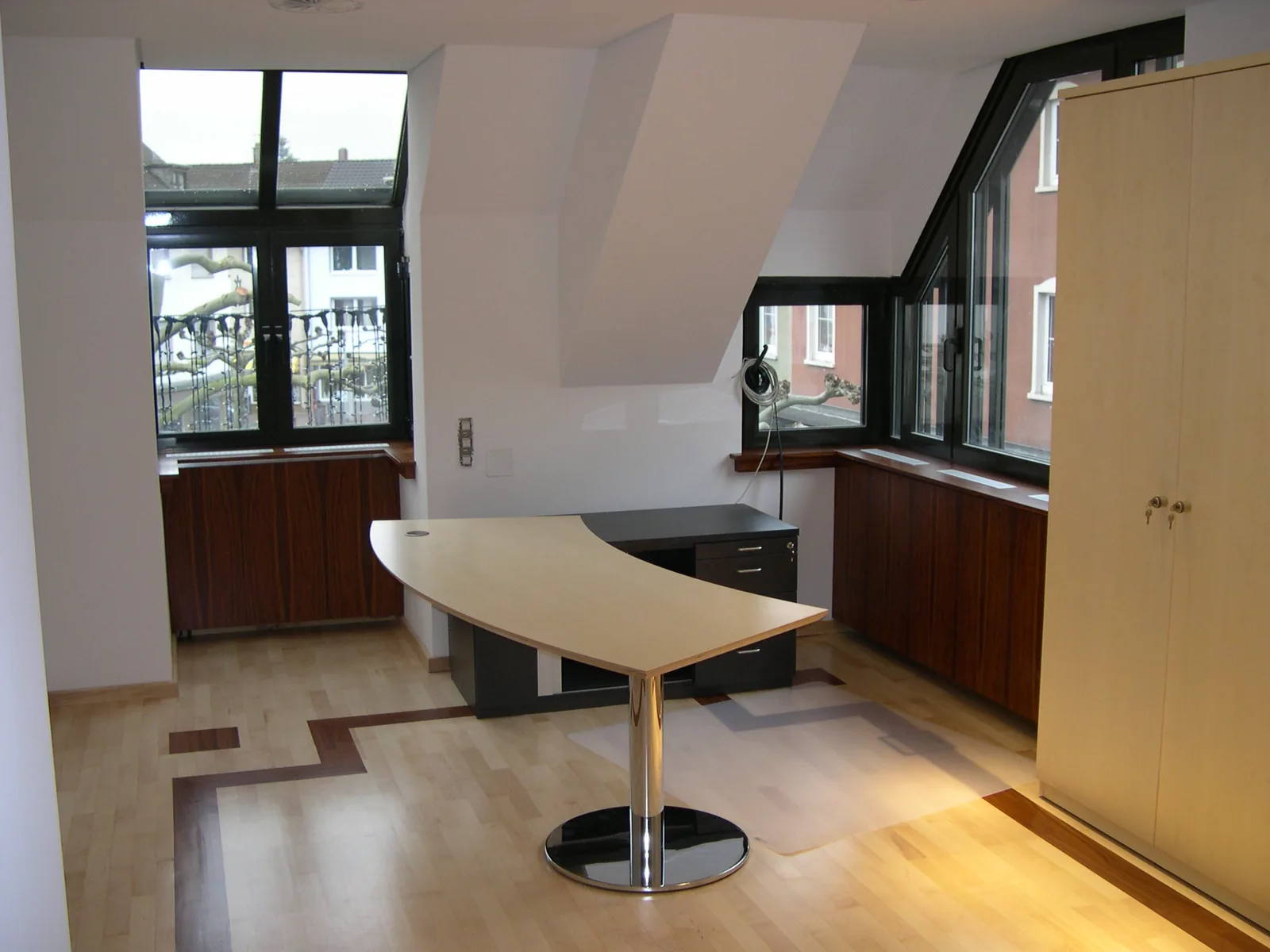 Büroeinrichtung nach Maß mit Tisch, Schrankwand und Fensterbankverkleidung
