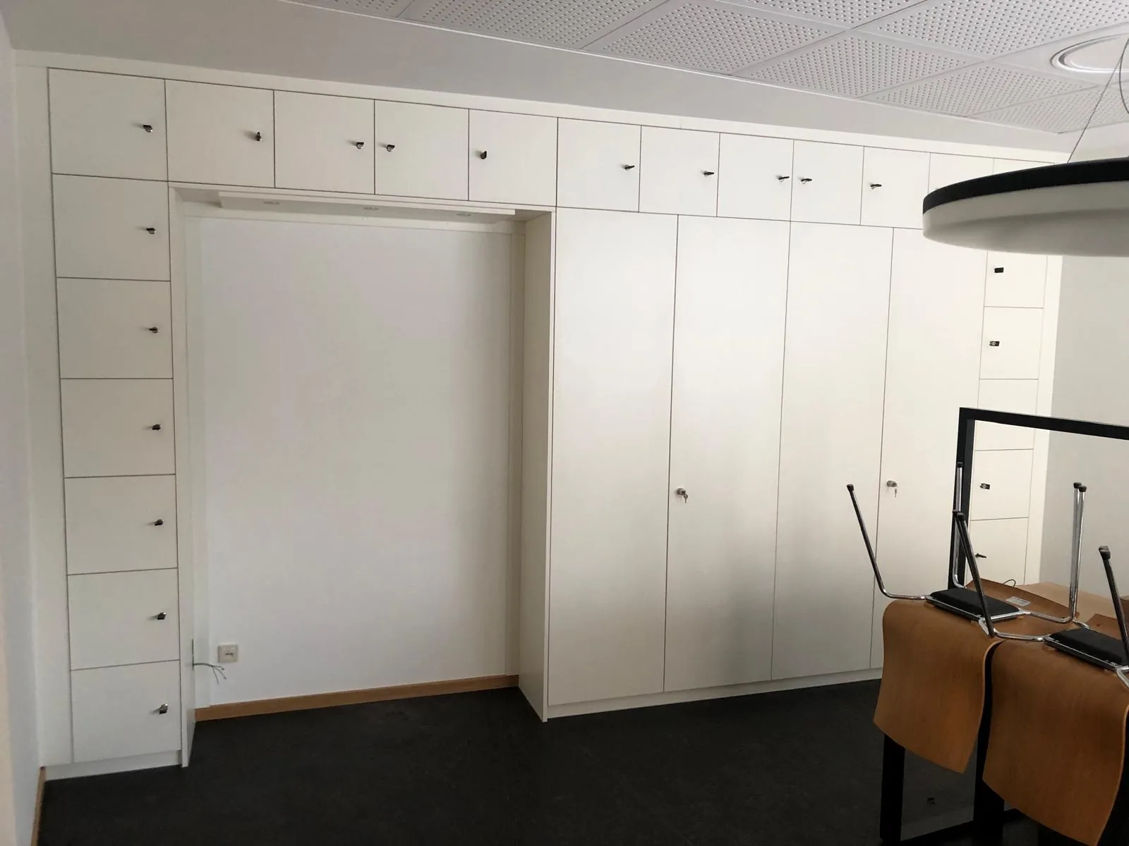 Büro-Schrankwand mit Schubladenturm