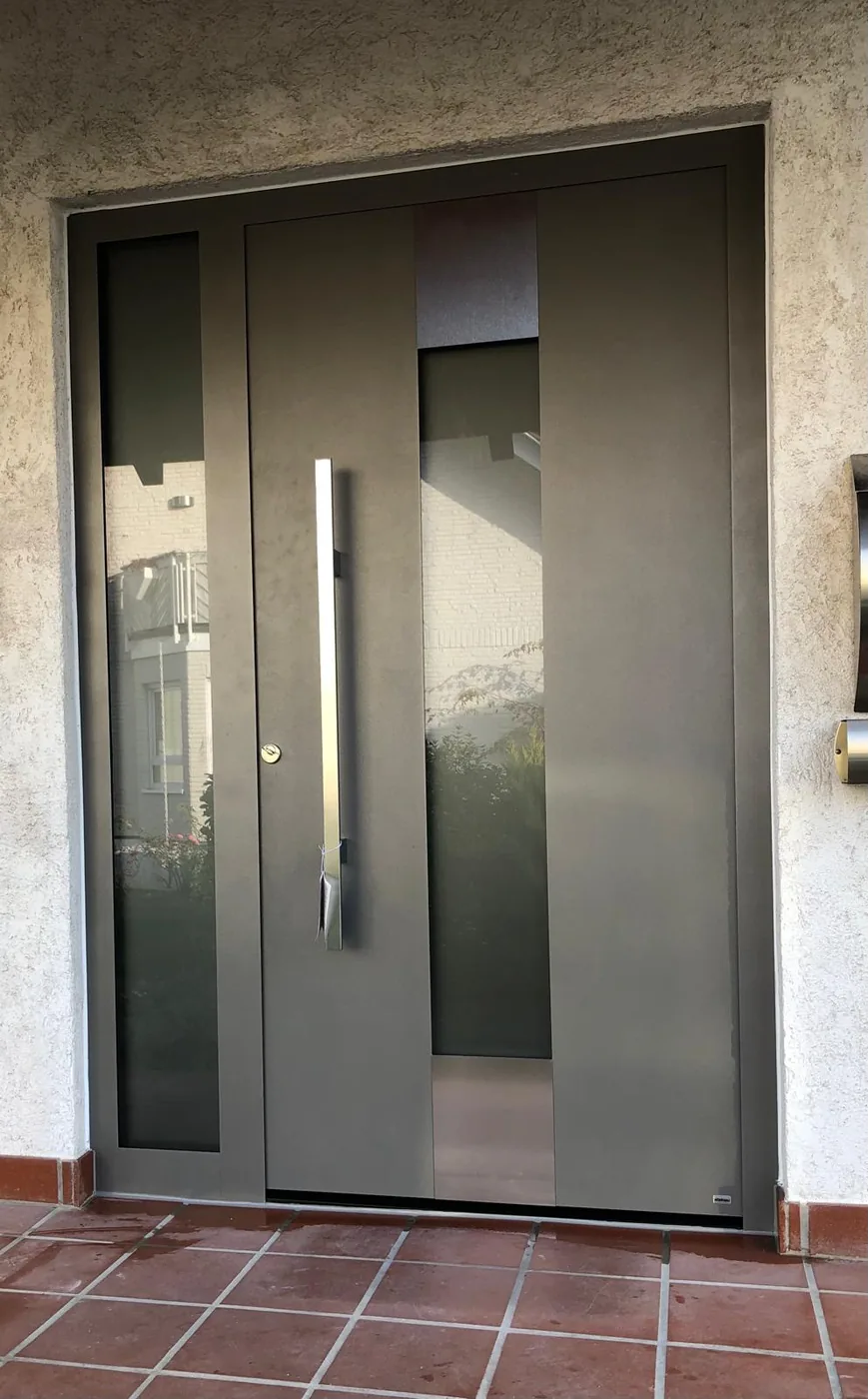 Haustür aus Aluminium mit zwei Glasstreifen und Edelstahlgriff