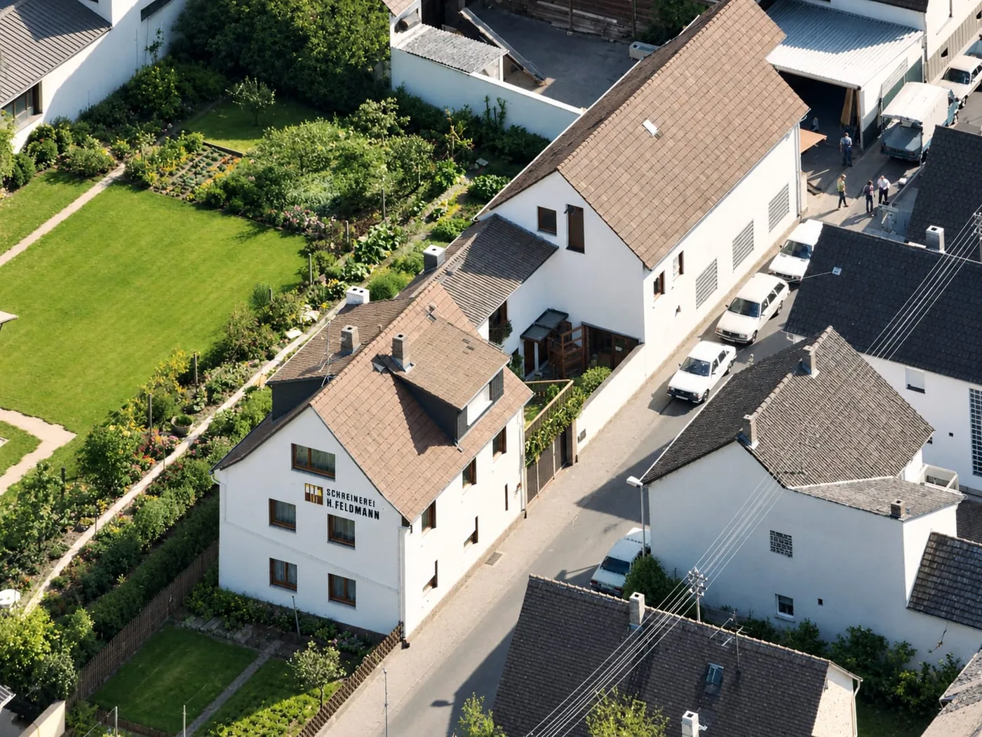 Luftbild des ersten Firmensitzes in der Karlstraße: Wohnhaus mit dem Schriftzug „Schreinerei H. Feldmann“ und Werkstatt dahinter