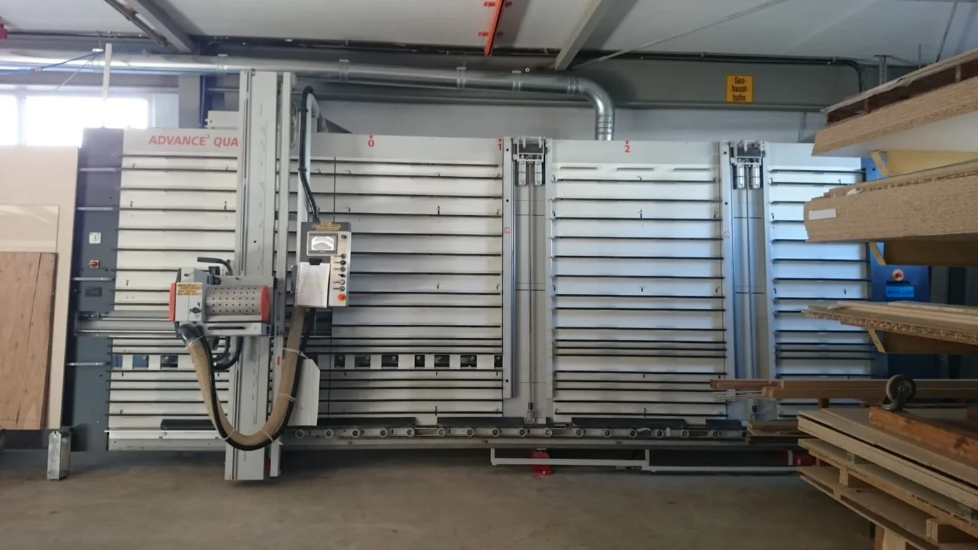 Die vertikale Plattensäge in der Werkstatt, rechts das Plattenlager