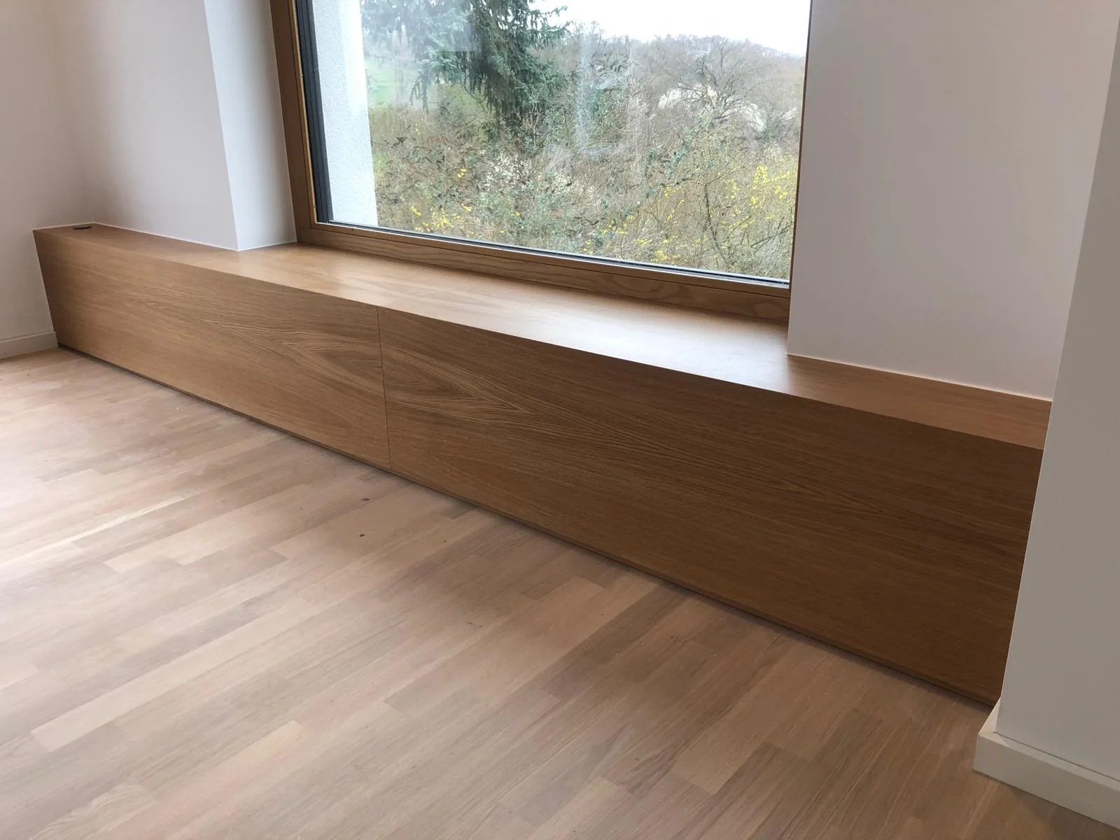Sitzbank aus Eiche am Panoramafenster