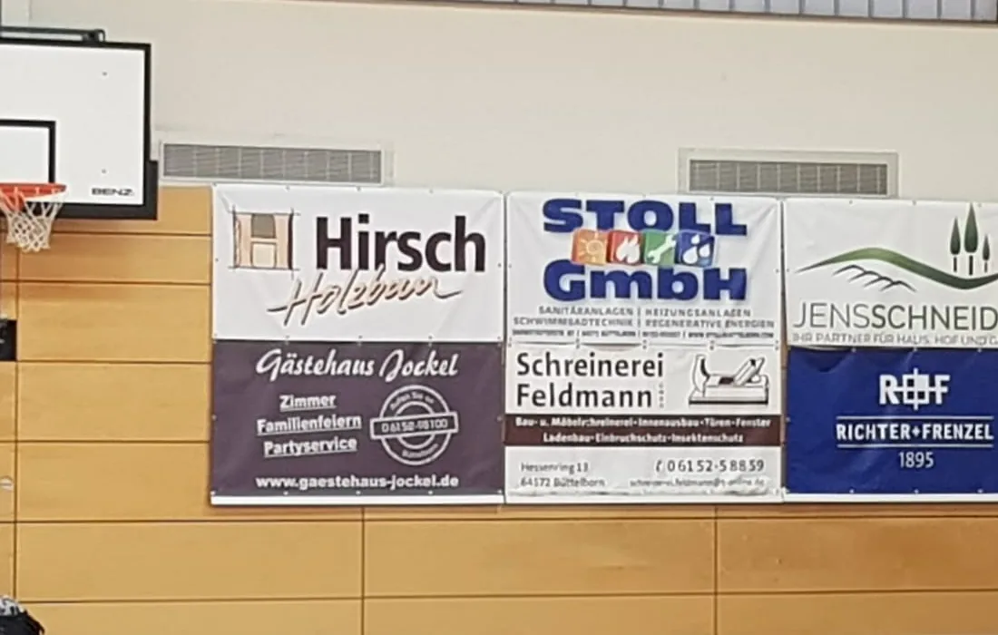 Bandenwerbung in der Sporthalle: neben anderen Betrieben aus Büttelborn das Schild der Schreinerei Feldmann