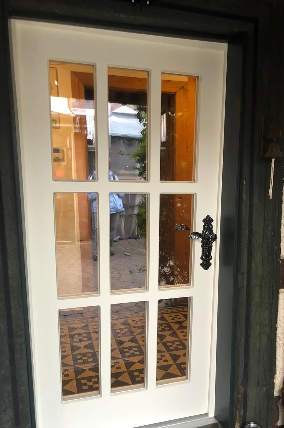 Sprossentür im Fachwerkhaus, von außen