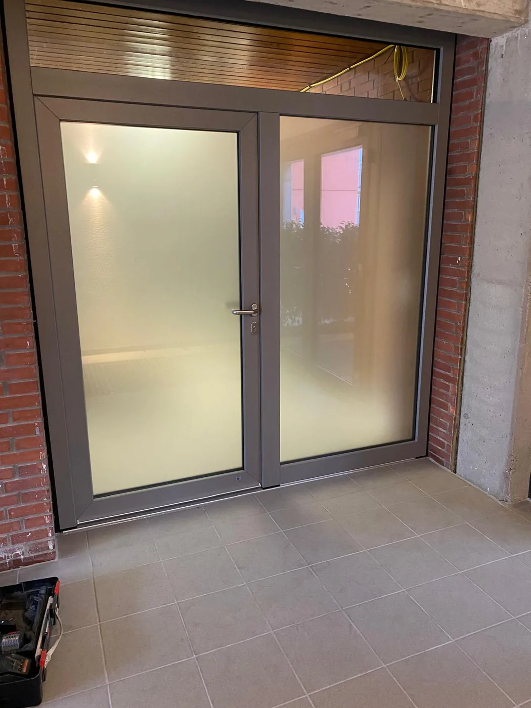 Aluminium-Türelement mit Seitenteil, eingebaut im Rohbau