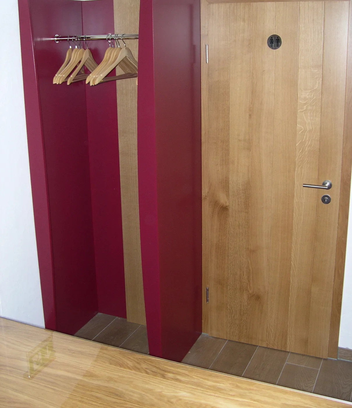 Garderobe aus Eiche mit weinrot lackierten Flächen