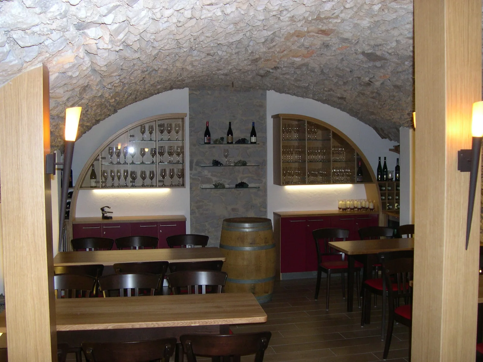 Vinothek im Gewölbekeller — Bogenvitrinen, Theke und Fass