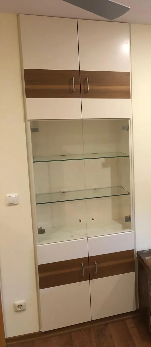 Einbauvitrine mit weißen Fronten, Nussbaumbändern und Glasfach